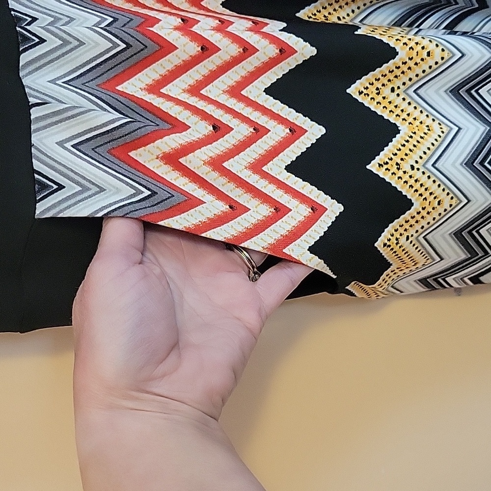 London Times Sleeveless Dress with a Chevron Pattern - Picture 3 of 9